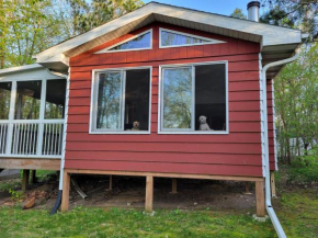 Lakefront Cabin in the Woods (fully fenced yard)